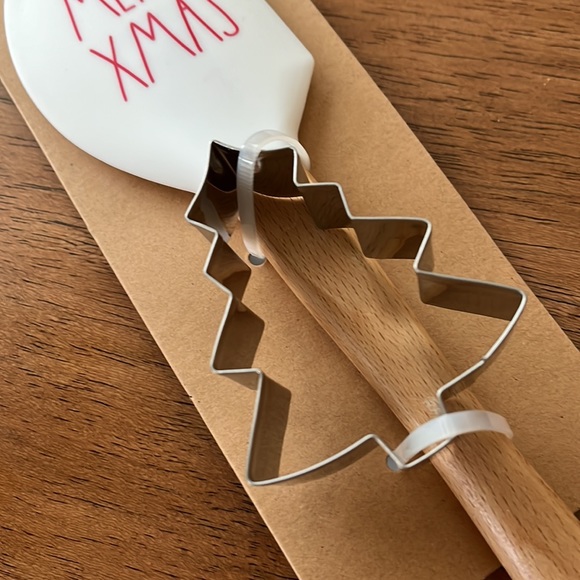 Rae Dunn Christmas spatula & cookie cutter - Picture 3 of 5